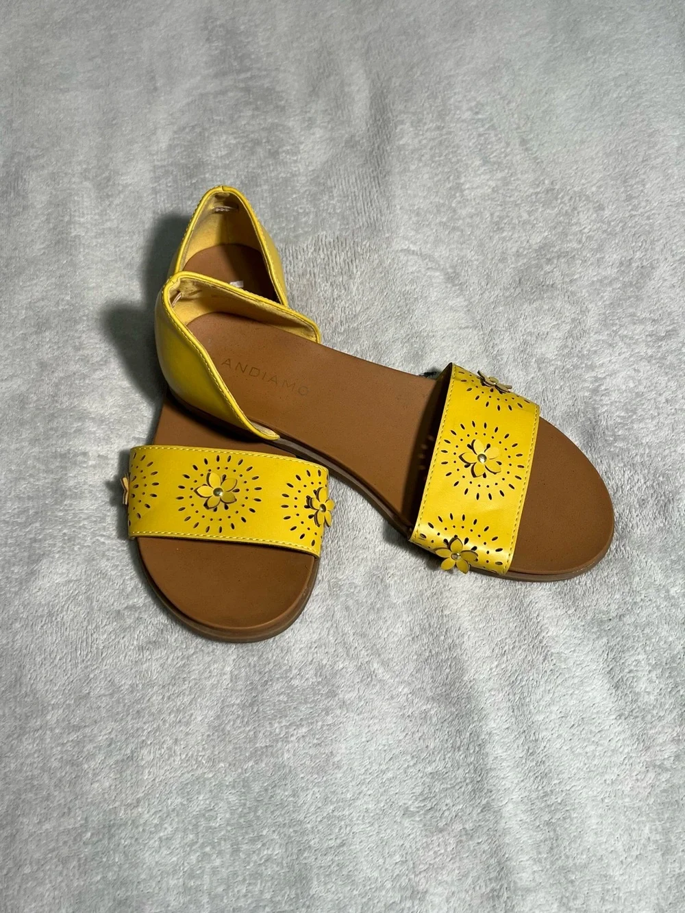 EUC Yellow Floral Cutout Sandals Size 8